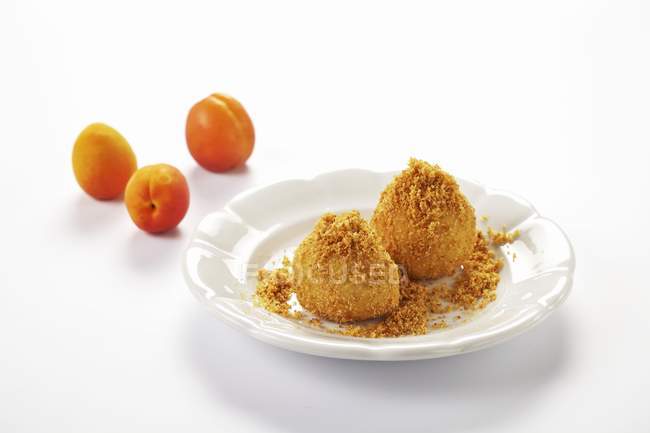 Apricot dumplings with breadcrumbs — Stock Photo