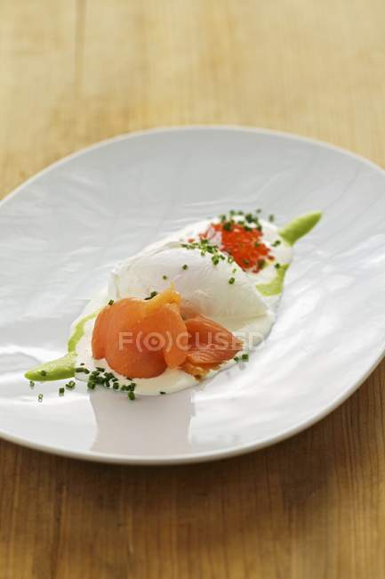 Uova soffici con salmone affumicato — Foto stock
