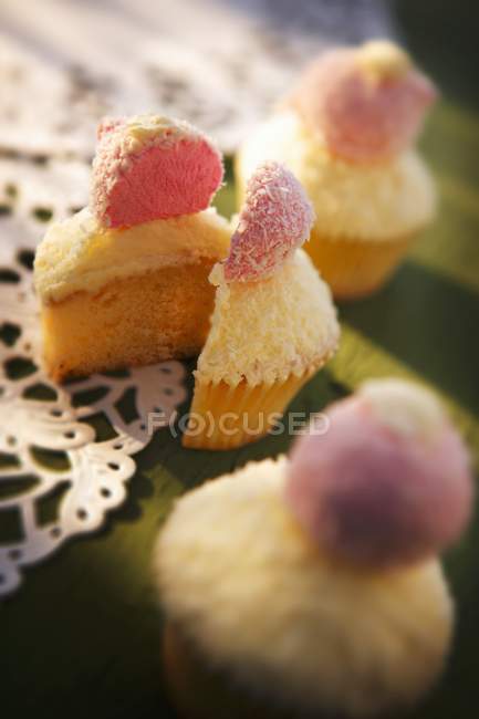 Cupcakes à la noix de coco sur la serviette — Photo de stock