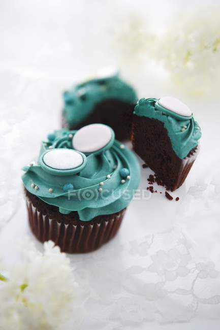 Cupcake con glassa al burro blu petrolio — Foto stock