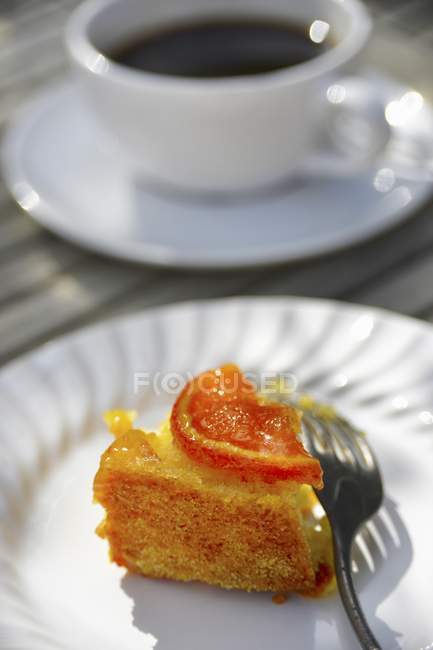 Апельсиновий торт з чашкою кави — стокове фото