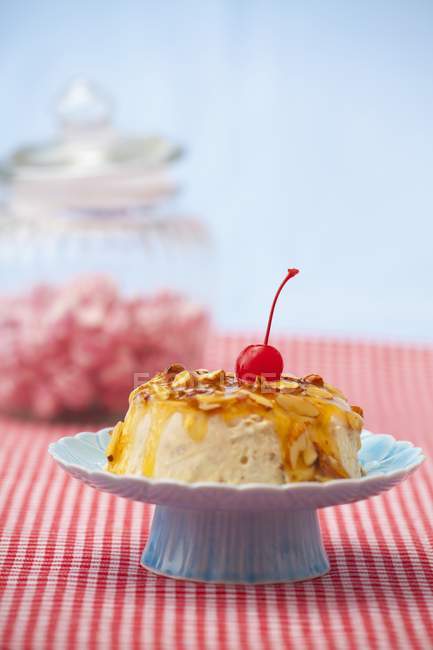 Semifreddo con mandorle su supporto torta — Foto stock