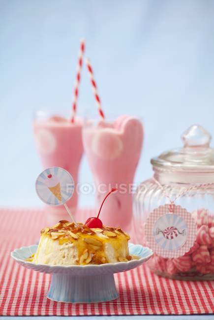 Semifreddo con almendras en pie de tarta - foto de stock