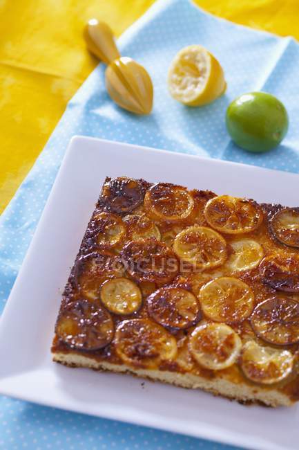 Torta al limone rovesciata dallo stagno — Foto stock
