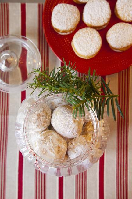 Вид зверху на масляне печиво в банці для зберігання та печиво, наповнене лимонним сиром — стокове фото