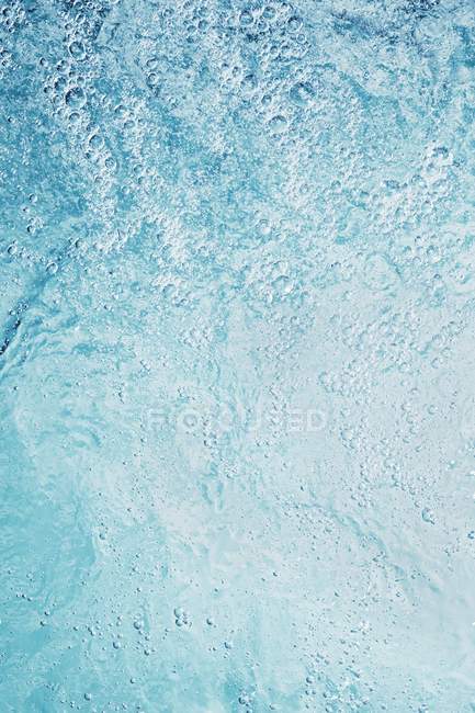 Vista ravvicinata della superficie dell'acqua bollente — Foto stock