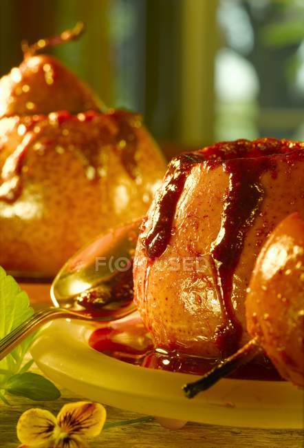 Vista close-up de peras assadas com molho de cranberry — Fotografia de Stock