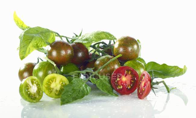Tomates cherry verdes y rojos - foto de stock