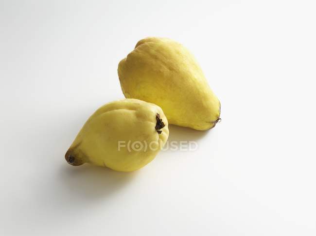 Coings frais en forme de poire — Photo de stock