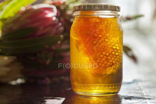 Honey in screw-top jar — Stock Photo
