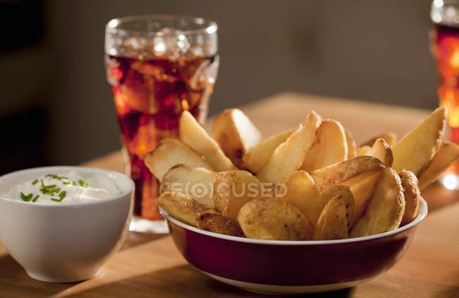 Kartoffelkeile mit Dip — Stockfoto