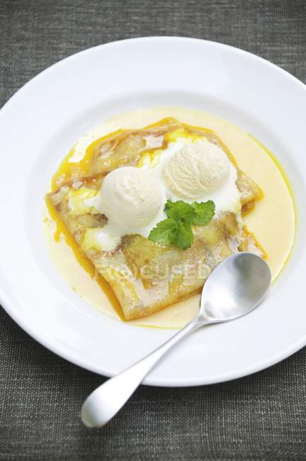Crepes Suzette com sorvete de baunilha — Fotografia de Stock