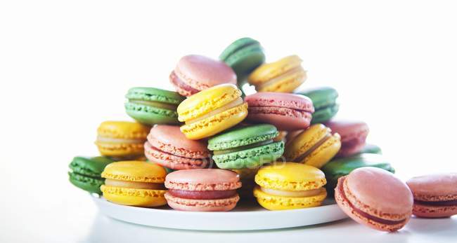 Macaron colorati in piatto — Foto stock