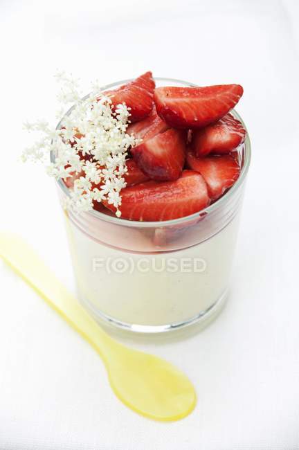 Vanillepudding mit frischen Erdbeeren — Stockfoto