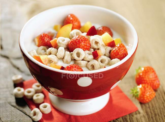 Cereal wholemeal rings and fruits — Stock Photo