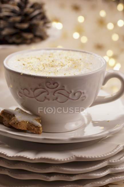 Cappuccino com granulado de ouro — Fotografia de Stock