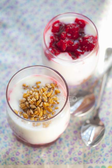 Natural yoghurt with jam — Stock Photo