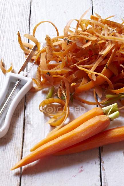 Zanahorias ecológicas peladas - foto de stock