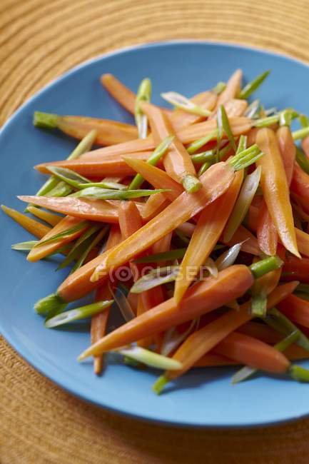 Zanahorias orgánicas a la mitad - foto de stock