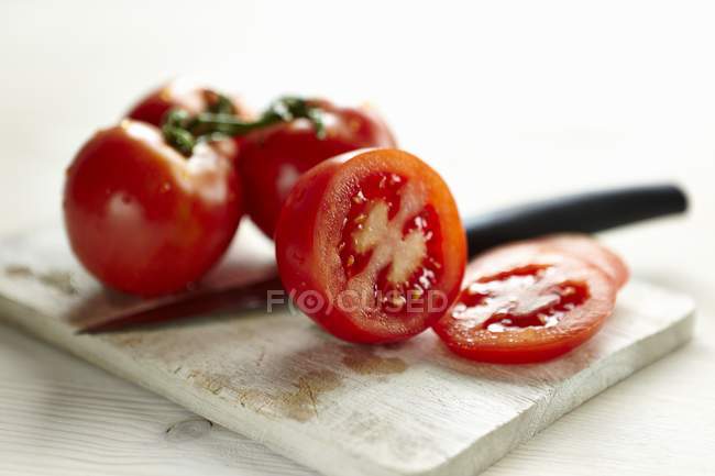 Tomates frescos e fatias — Fotografia de Stock