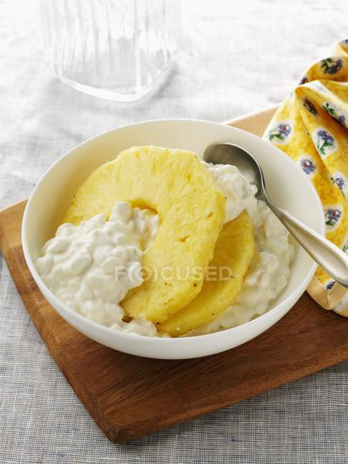 Bowl of large curd cottage cheese — Stock Photo