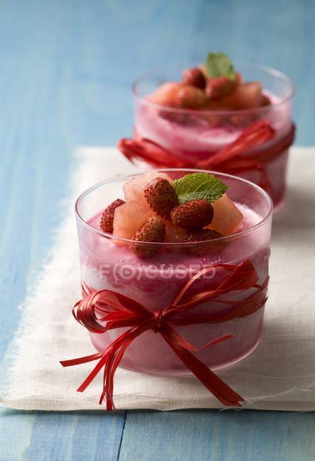 Mousse de fraises aux fraises sauvages — Photo de stock