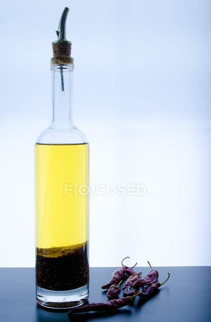 Vista close-up de camarão e óleo de pimenta em garrafa — Fotografia de Stock