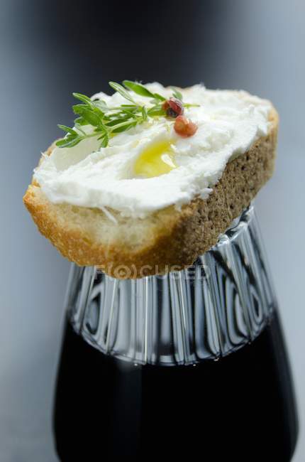 Crostini com queijo em vidro — Fotografia de Stock