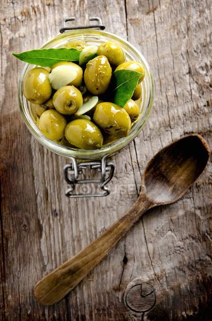 Сохранившиеся оливки с лавровыми листьями — стоковое фото