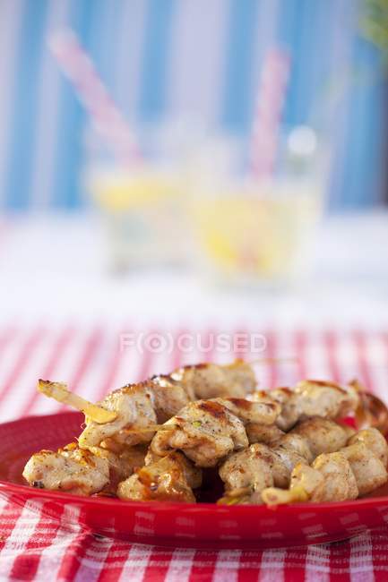Closeup view of grilled chicken breast skewers on a plate — Stock Photo