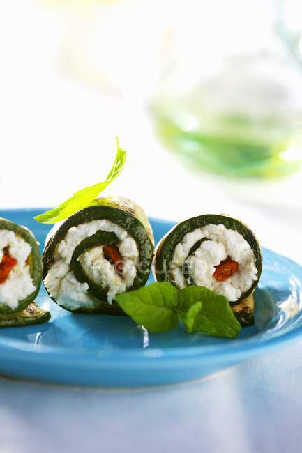 Grilled courgette rolls — Stock Photo