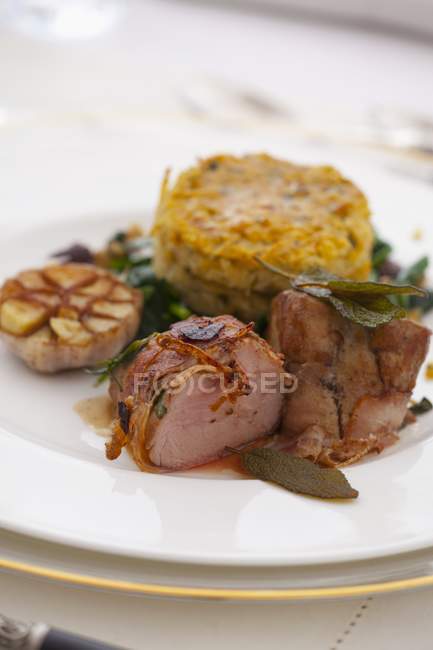 Filet de porc enveloppé dans du bacon — Photo de stock