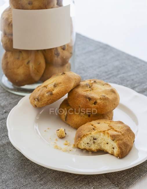 Chocolate chip cookies on plate — Stock Photo