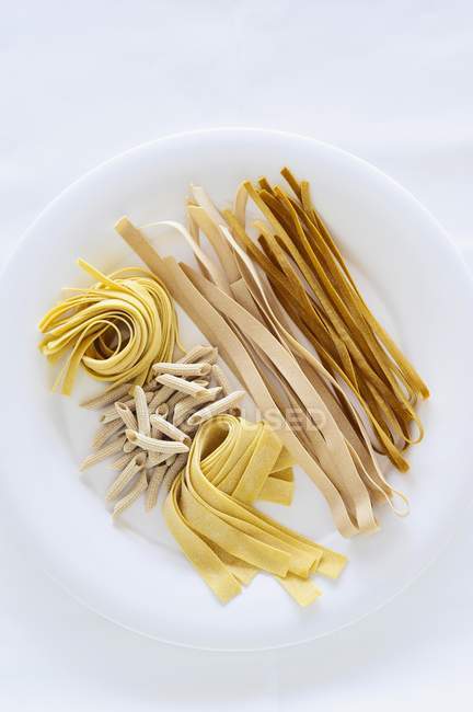 Diversi tipi di pasta cruda — Foto stock