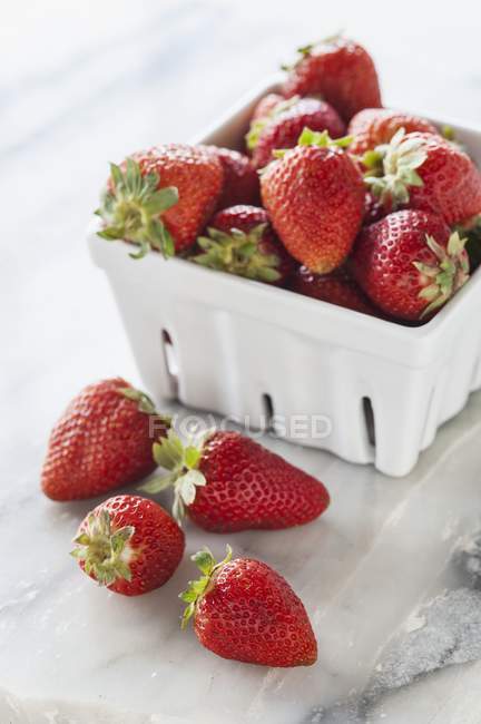 Strawberries in porcelain basket — Stock Photo