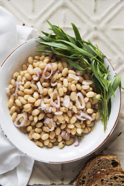 Bean salad with white beans and onions — Stock Photo