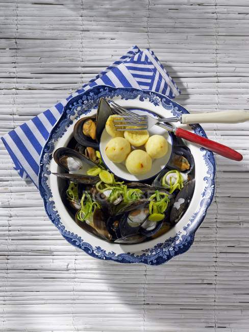 Mussels served with potato dumplings — Stock Photo
