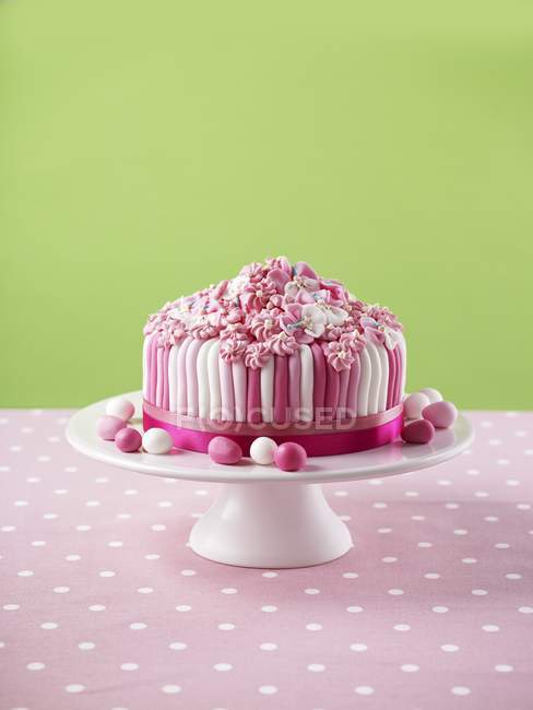 Pink and white layer cake — Stock Photo