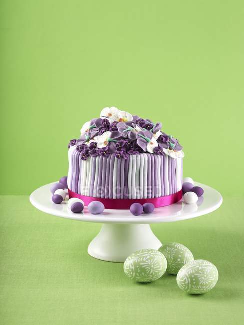 Purple and white layer cake — Stock Photo