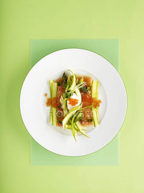Salmon with asparagus and keta caviar — Stock Photo