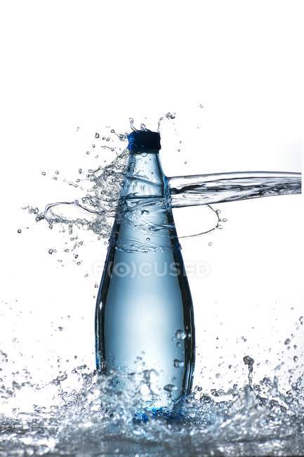 Vista de perto da garrafa de água sendo atingida por um jato de água — Fotografia de Stock