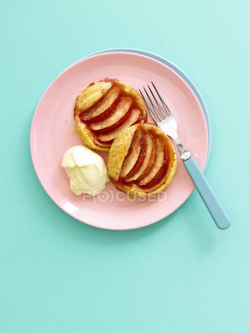 Apple tartlets with mascarpone cheese — Stock Photo