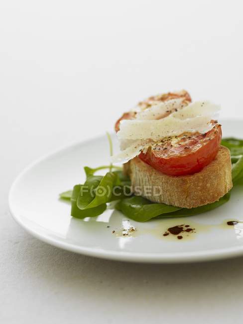 Gegrillte Tomaten auf Bruschetta — Stockfoto