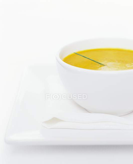 Tigela branca de sopa de cenoura — Fotografia de Stock