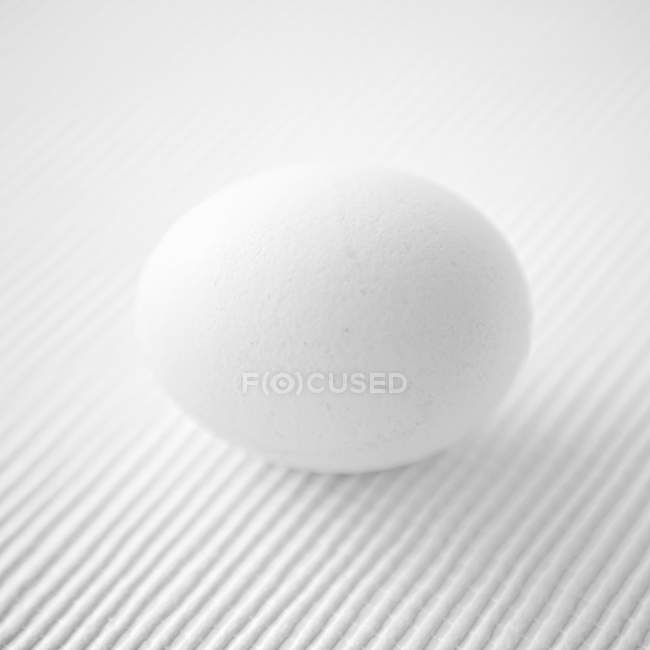 Huevo blanco crudo - foto de stock