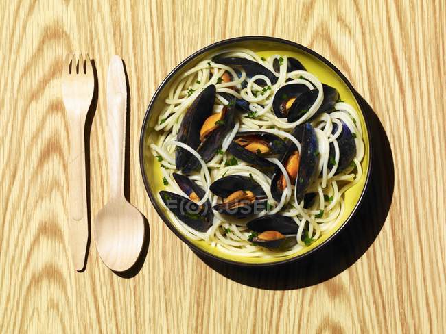 Cooked mussels with spaghetti — Stock Photo
