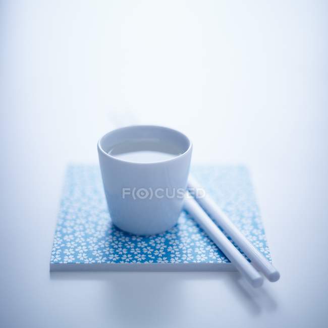 Sake vino de arroz en taza - foto de stock