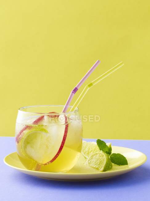 Nahaufnahme eines Getränks mit Apfel, Limette und Ingwer auf dem Teller — Stockfoto