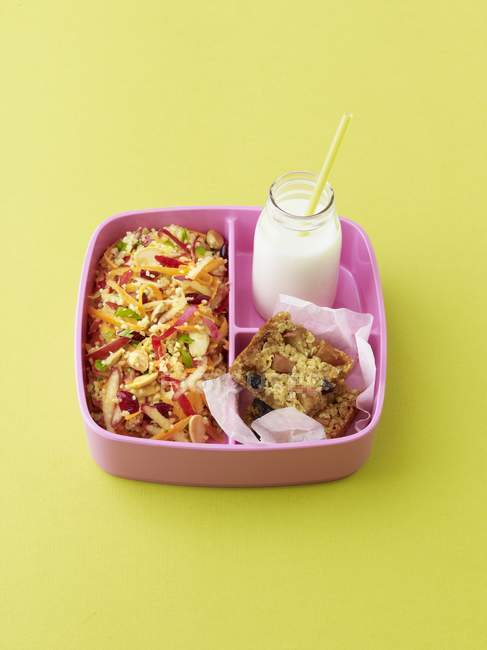 Rosa Damenapfel und Couscous-Salat — Stockfoto