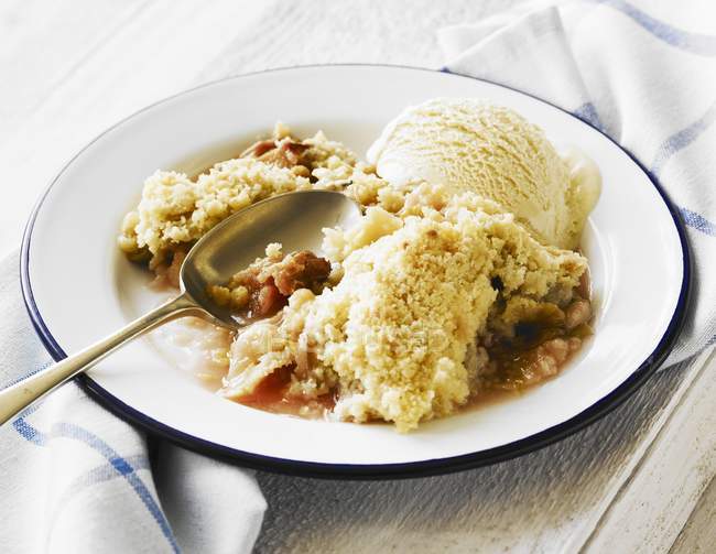 Rhubarb crumble and vanilla ice cream — Stock Photo